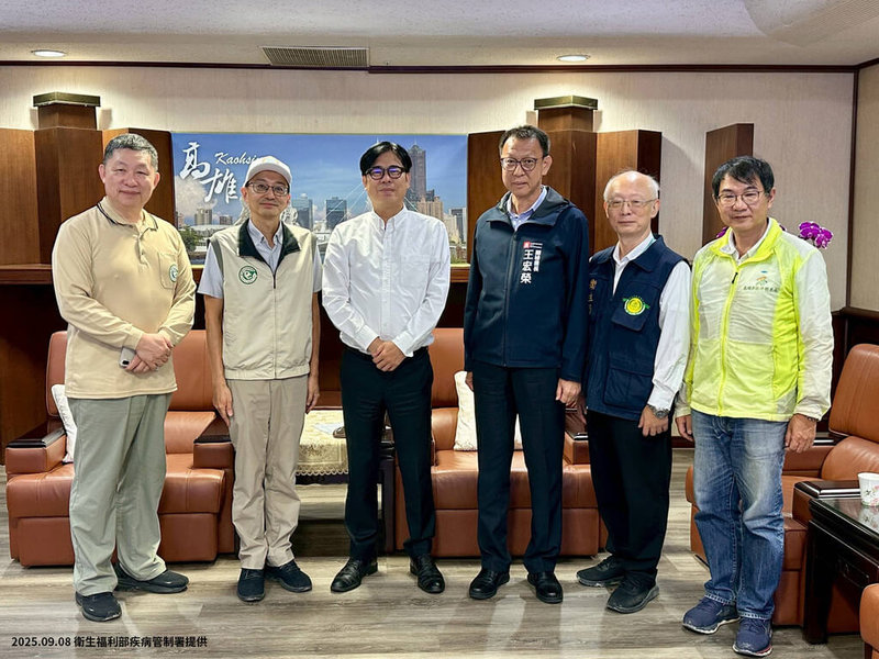 疾管署代理署長羅一鈞（左2）8日南下高雄，先至「本和安居」社會住宅工地視察環境整頓及登革熱防治作業情形，隨後拜會高雄市長陳其邁（左3），就登革熱疫情防治策略交換意見及提供建議。（疾管署提供）中央社記者曾以寧傳真　114年9月8日