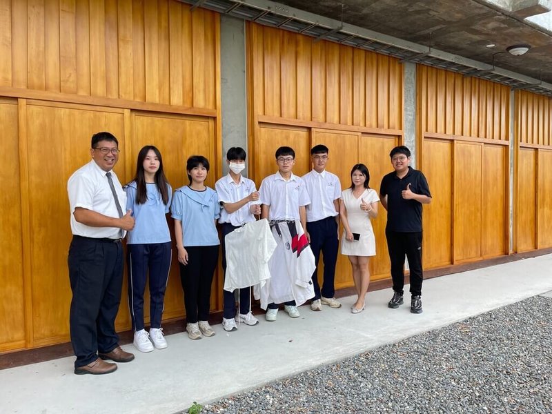 公東高工機械科與室內空間設計科學生共同研發兼具創意與實用的「多功能衣架」，榮獲2025美國AII達文西國際發明展金牌。校長李恭榮（左1）說，這是對學生努力的肯定，更是學校強調跨領域學習成果的展現。（公東高工提供）中央社記者李先鳳傳真　114年9月8日
