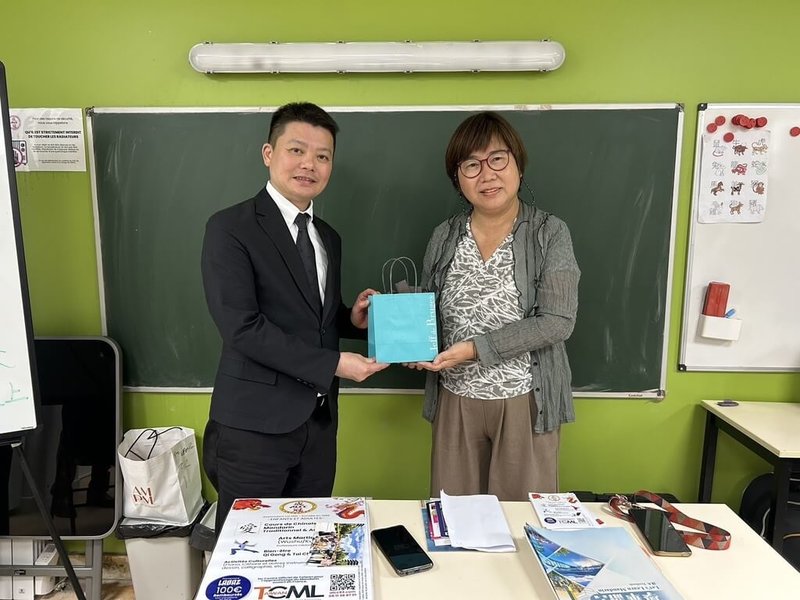 高雄市議會副議長曾俊傑(左)日前率團前往法國亭林中文學校參訪,了解台式中文在海外的推廣。右為亭林中文學校校長楊馥吟。(高雄市議會提供)中央社記者蔡孟妤傳真 114年9月8日