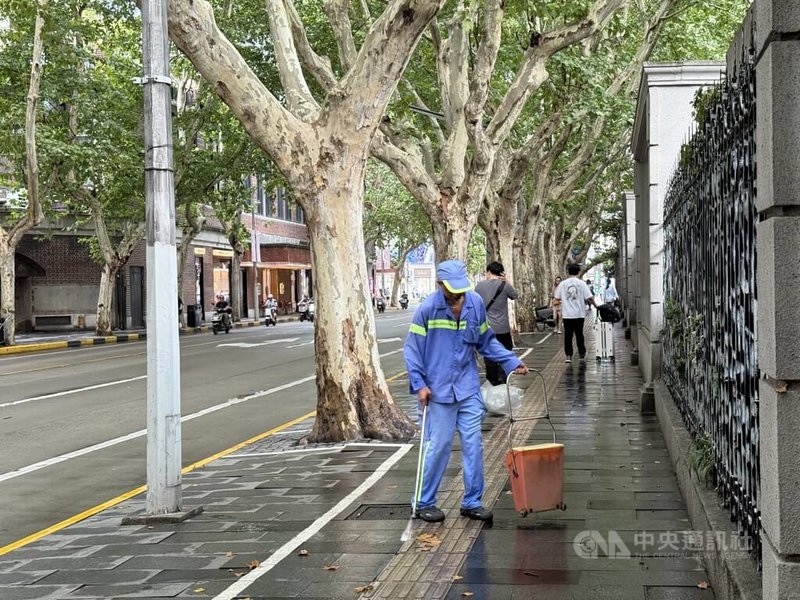 中國自9月1日起實施強制社保,學者認為,社會上的中低階層,受到該政策的影響會更大。圖為上海一處街道的清潔工人正在打掃,攝於9月1日。中央社記者廖文綺上海攝 114年9月8日