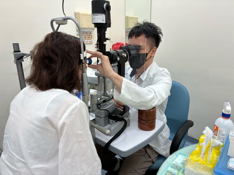 台中6旬婦人出現視力模糊狀況,本以為是續發性白內障,1個月後就醫,未料是視網膜剝離症狀,緊急安排進行玻璃體切除併增生膜移除手術,術後恢復視力。圖為眼科醫師為患者進行相關檢查,受檢者非個案本人。中央社記者趙麗妍攝 114年9月8日