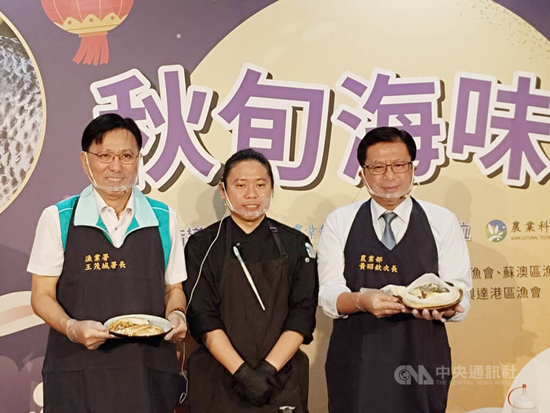 漁業署8日上午舉辦「秋旬海味祭」記者會,由專業廚師協助農業部政務次長黃昭欽(右)、漁業署長王茂城(左)一同示範搭配蔬菜與水果的燒烤與乾煎魚料理。中央社記者汪淑芬攝 114年9月8日