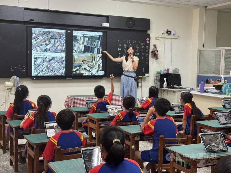 雲林縣為推動智慧教育,自籌經費採購平板,114學年度全面完成「師生有平板」,從課堂備課、授課到回饋皆可數位化,讓學習更精準、即時與有效。 中央社記者姜宜菁攝 114年9月8日