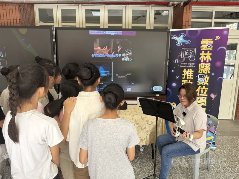 雲林縣教育處8日舉辦「師生1人1平板記者會」,現場也展現數位學習推動成果,老師將數位工具轉化為教學力與學習力。中央社記者姜宜菁攝 114年9月8日