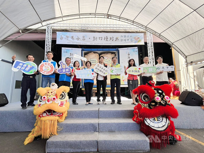 農業部農糧署北區分署長林傳琦(右4)8日到新竹縣新埔鎮碾米廠老永昌商行視察白米裝櫃情況,並指出,今年台灣出口到日本的白米數量增加,關鍵在於台灣於稻米的品種、栽種技術、品質管理、口感都受日本消費者喜愛。中央社記者郭宣彣攝 114年9月8日