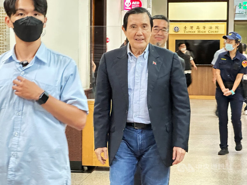 前國民黨主席馬英九(前中)涉低價出脫三中及舊黨部大樓一審獲判無罪。二審台灣高等法院8日開庭,馬英九庭上說,從無貪贓枉法,應維持無罪判決。圖為馬英九於庭訊後離開法院。中央社記者劉世怡攝 114年9月8日