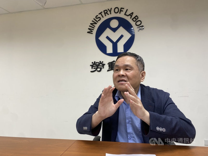 勞動部8日公布3月底職位空缺概況調查統計結果,工業及服務業職缺數為27.6萬個。勞動部次長李健鴻說,職缺數多不等於缺工,搭配資料檢視,行業職缺數多、招募時間長,且進入率低、退出率不高,較接近缺工。中央社記者吳欣紜攝 114年9月8日