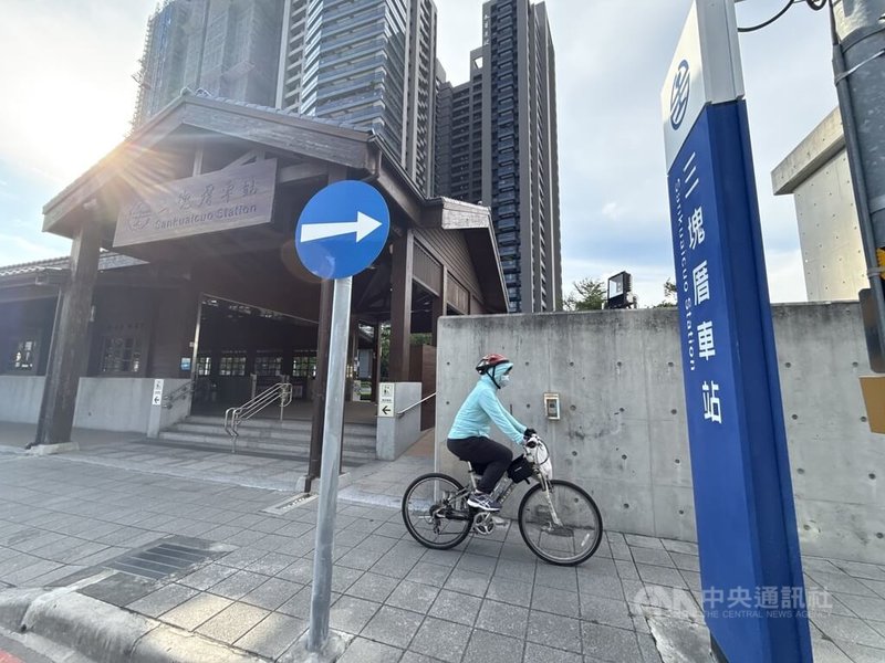 高雄市觀光局「乘風而騎」單車活動自2015年起舉辦至今,今年首場將在台鐵三塊厝車站登場,並以「復古派對」為主題,邀民眾沿綠園道乘風而騎。圖為台鐵三塊厝車站外觀。中央社記者董俊志攝 114年9月8日