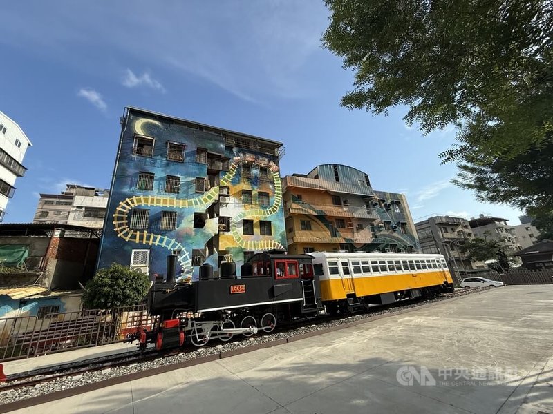 高雄市觀光局今年首場「乘風而騎」單車活動規劃「三民火車快飛單車微旅行」,起點為台鐵三塊厝車站,邀民眾沿著綠園道(圖)乘風而騎,感受城市交織的歷史與文化。中央社記者董俊志攝 114年9月8日