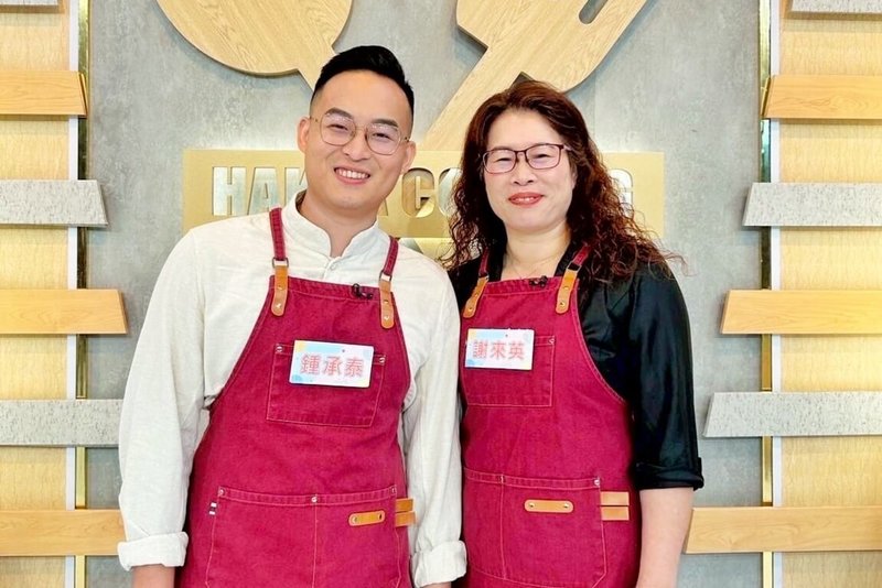 桃園龍潭文新製茶廠謝來英(右)拿下「2025全國優質東方美人茶評鑑比賽」特等獎,為桃園締造3連霸佳績。左為謝來英兒子鍾承泰。(桃園市政府農業局提供)中央社記者吳睿騏桃園傳真 114年9月8日