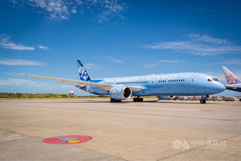 阿拉伯聯合大公國的航空公司阿提哈德航空8日以曼城足球彩繪機飛抵台灣,這也是阿提哈德航空首度開航台北-阿布達比航線。中央社記者吳睿騏攝 114年9月8日