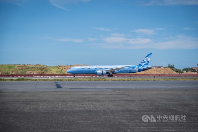 阿提哈德航空正式首航台北-阿布達比,未來將每日1班,旅客可透過此航線連接台灣與倫敦、巴黎、羅馬、雅典、馬德里與巴塞隆納、里斯本與法蘭克福等20多個歐洲目的地。中央社記者吳睿騏攝 114年9月8日