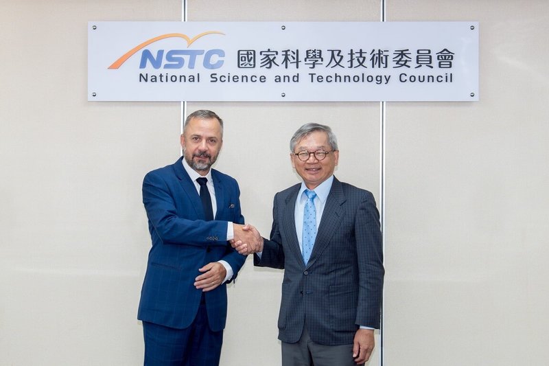 捷克科研創新部長傑尼雪克（左）5日拜會國科會主委吳誠文（右），雙方期許台捷持續深化在半導體、人工智慧和雷射科技等關鍵領域合作。（國科會提供）中央社記者劉千綾傳真　114年9月8日