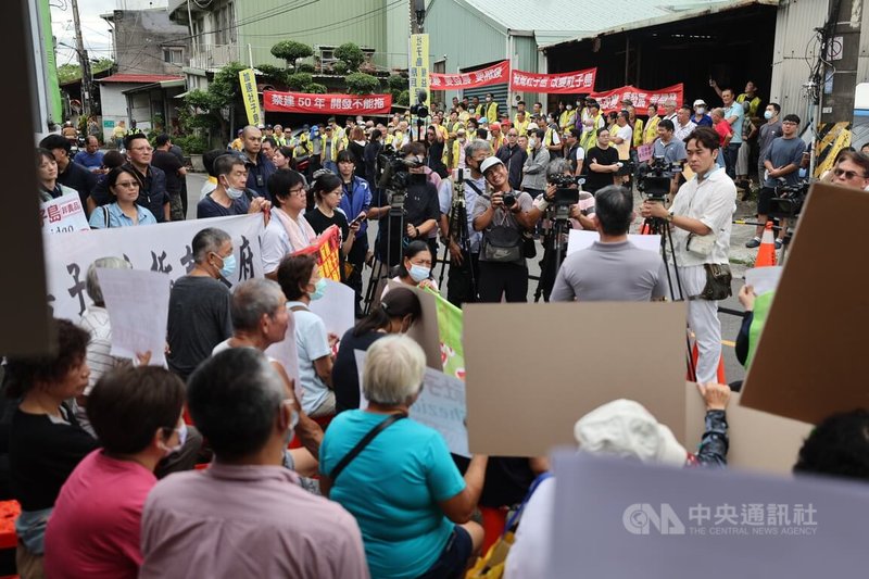 台北市政府8日在士林區舉辦「社子島地區區段徵收案」土地協議價購會議,引發支持與反對方到場聲援,在會場外隔著馬路相互喊話。中央社記者王飛華攝 114年9月8日