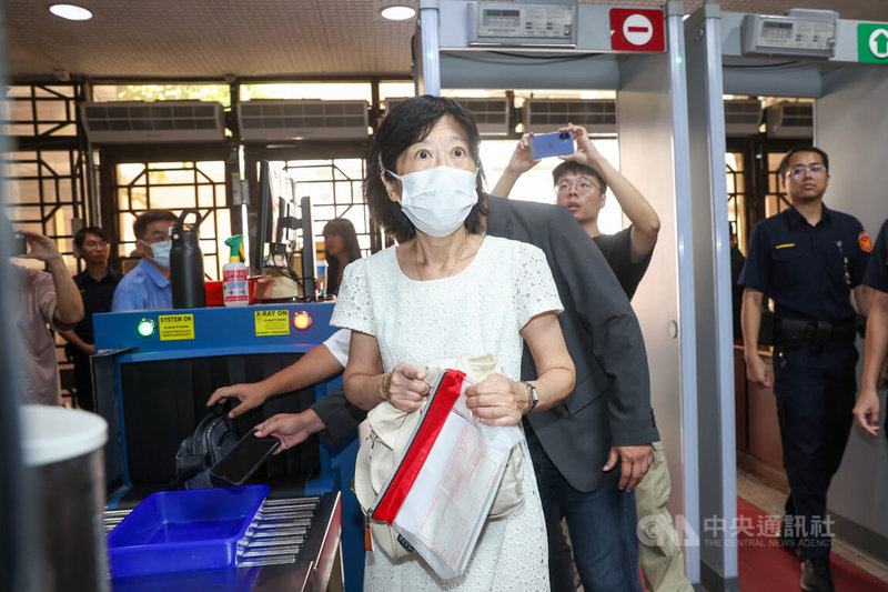 前台北市長柯文哲涉及京華城等案聲請具保停押,獲裁定新台幣7000萬元交保。圖為柯文哲妻子陳佩琪(前)8日上午前往台北地方法院辦理後續交保程序。中央社記者吳家昇攝 114年9月8日