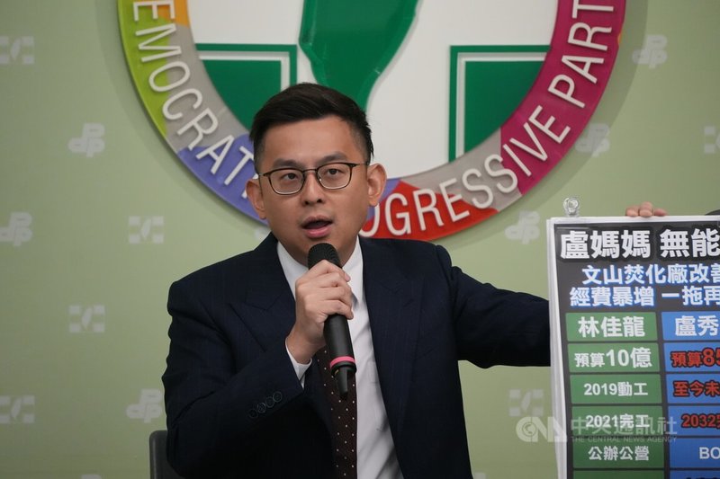 民進黨發言人卓冠廷(圖)8日質疑,台中市長盧秀燕8年任期,留下全台最大垃圾山。中央社記者葉素萍攝 114年9月8日