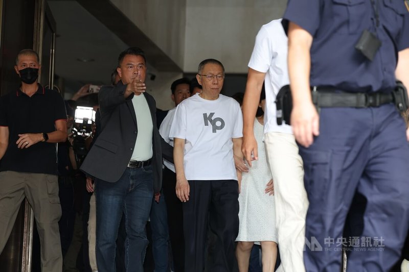前台北市長柯文哲涉及京華城等案聲請具保停押，獲台北地方法院裁定以新台幣7000萬元交保。圖為柯文哲（中）8日下午穿上印有KP字樣的白色T恤步出北院。中央社記者翁睿坤攝　114年9月8日
