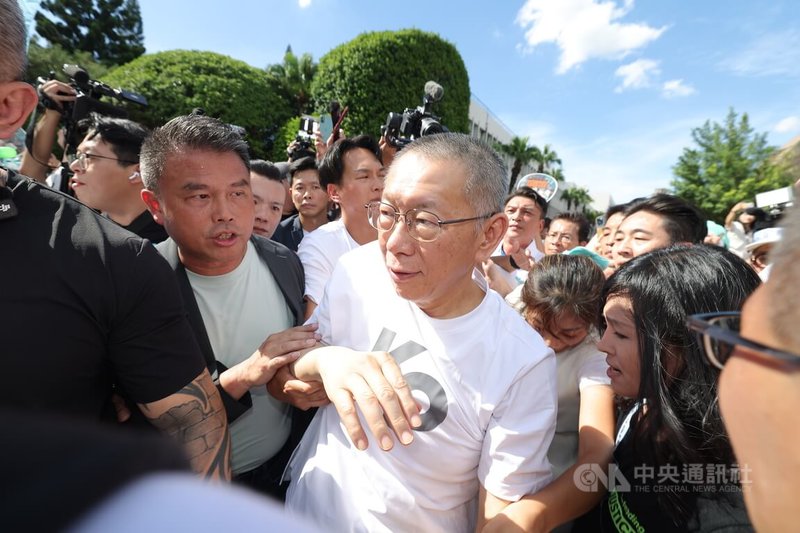前台北市長柯文哲涉及京華城等案聲請具保停押，獲台北地方法院裁定以新台幣7000萬元交保。圖為柯文哲（前中）8日下午在北院外發表談話後向支持群眾致意，隨後搭車前往新竹。中央社記者翁睿坤攝 114年9月8日