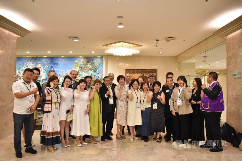 因應日本缺米且米價上漲,印太戰略智庫執行長矢板明夫等人組織活動,預計捐贈台灣米給日本山口縣、石川縣的中小學;一行人8日從台灣出發,抵達日本後,與前日本首相安倍晉三遺孀安倍昭惠(左7)共進午餐。中央社記者高華謙攝 114年9月8日