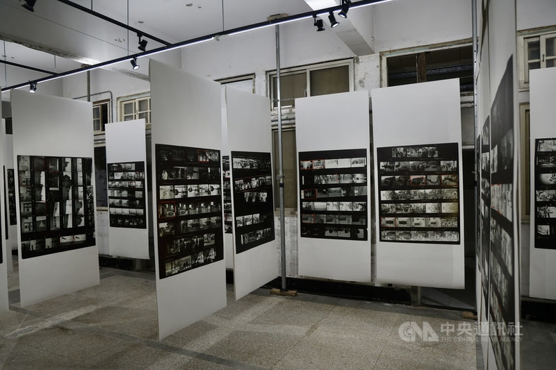 首屆TIPF台灣國際攝影節8日舉行開幕記者會,9日在台灣當代文化實驗場舉行主題展覽,已故美國攝影家羅伯.法蘭克(Robert Frank)與合作出版人哈德.史泰德(Gerhard Steidl)2人為主軸的「史泰德與法蘭克-攝影書與藝術民主化展」展出多幅底片印樣,一窺攝影家思路。中央社記者張皓安攝 114年9月8日