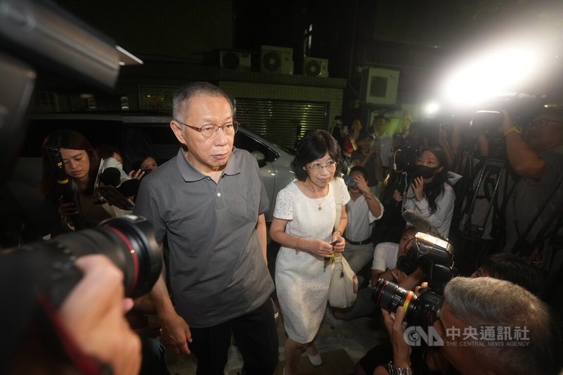 柯文哲涉及京華城等案聲請具保停押,獲台北地方法院裁定新台幣7000萬元交保。8日柯文哲(前左)離開北院後趕回新竹老家,晚間再和妻子陳佩琪(前右)一起回到台北戶籍地。中央社記者徐肇昌攝 114年9月8日