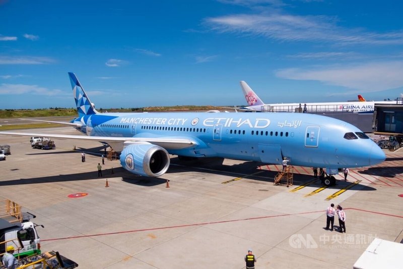 阿拉伯聯合大公國的航空公司阿提哈德航空正式首航台北-阿布達比,未來將每日1班,由波音787客機執飛。中央社記者吳睿騏攝 114年9月8日
