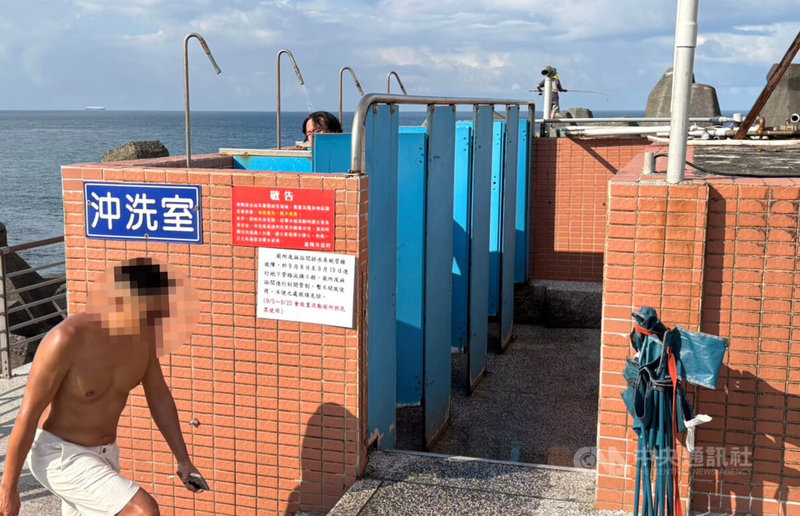 有女性泳客近日發現無人機飛過基隆市海興泳池沖洗室(圖),憂心隱私受到侵害。市府產業發展處8日表示,現場設有室內淋浴間,但目前正在整修,施工期間設置流動廁所提供民眾使用。中央社記者王朝鈺攝 114年9月8日