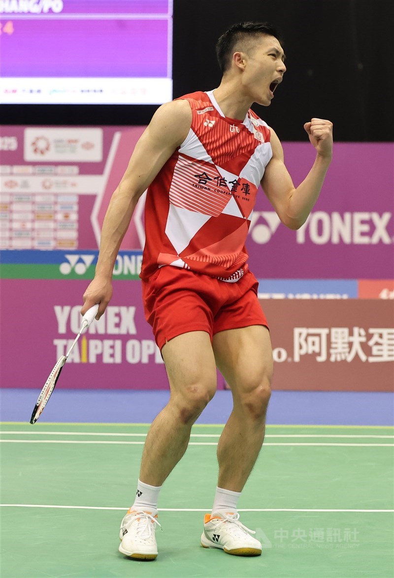 BWF超級500等級的香港羽球公開賽明天開打,台灣男單一哥周天成(圖)首輪對上前球王安賽龍(Viktor Axelsen)。(中央社檔案照片)