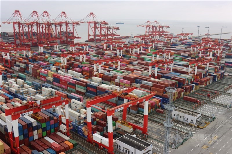 中國8月出口年增4.4% ，是6個月以來最低增速。圖為上海洋山港貨櫃碼頭。（中央社檔案照片)