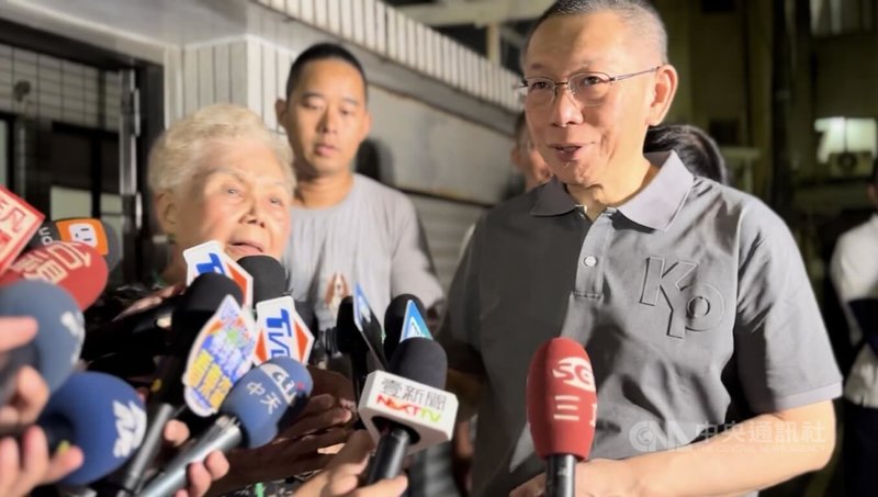 前台北市長柯文哲(右)涉及京華城等案聲請具保停押,獲裁定以新台幣7000萬元交保。柯文哲8日回到新竹老家,停留近3小時,晚間在母親何瑞英(前左)陪同下步出家門,但未接受媒體訪問。中央社記者郭宣彣攝 114年9月8日