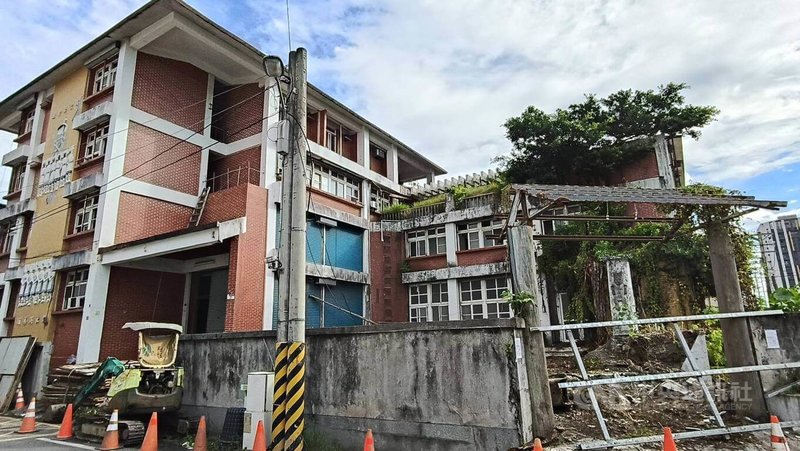 花蓮縣原住民會館自1984年啟用至今逾40年,2009年閒置至今,花蓮縣審計室曾多次要求縣府活化,因多次地震後安全性不足,縣府近日公告將拆除,暫作停車場使用。中央社記者李先鳳攝 114年9月8日
