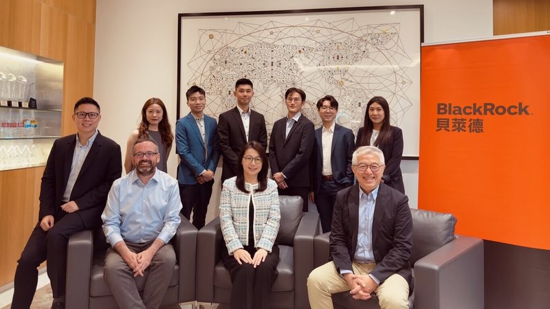 響應政府推動亞洲資產管理中心計畫,貝萊德投信宣布在台灣成立全新的亞太區客戶服務團隊,支援亞太區域的機構與財富客戶團隊。圖為貝萊德投信董事長謝宛芝(前排中)。(貝萊德投信提供)中央社記者曾仁凱傳真 114年9月8日