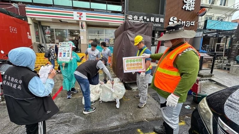 屏東縣政府為提升資源回收率及減少垃圾處理負擔，113年起強力執行垃圾破袋檢查，1年來破袋合格率提升至85%，資源回收率也提升至53.6%。（屏東縣環保局提供）中央社記者李卉婷傳真　114年9月8日