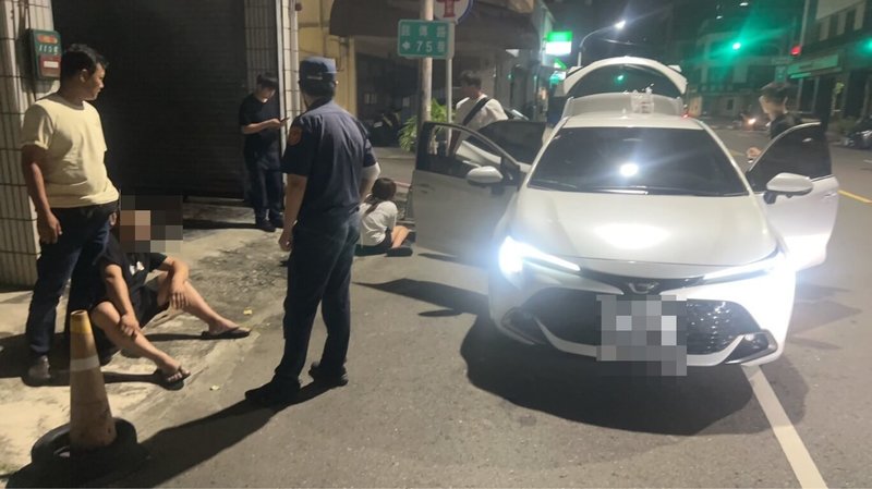 高雄市警察局岡山分局甲圍派出所外,7日下午發生行車糾紛,一車拒檢衝撞警方,員警當下朝車前開槍制止仍被對方逃逸;經追查,晚間陸續在左營區及鼓山區將涉案2男1女查緝到案。(高雄市警察局岡山分局提供)中央社記者張已亷傳真 114年9月8日