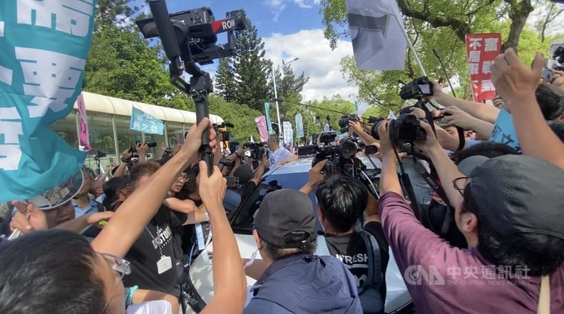 前台北市長柯文哲(後中白衣者)涉及京華城等案聲請具保停押,獲裁定以新台幣7000萬元交保,他8日配戴電子腳鐶後步出北院,在幕僚和支持者簇擁下離開。中央社記者黃麗芸攝 114年9月8日
