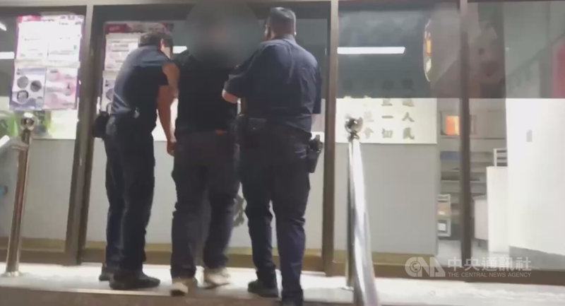 陳姓男子(中)7日晚間到台中1家影城看電影,疑因不滿鄰座女子使用手機及談話聲音過大,竟將對方拖離座位毆打,警方到場將他逮捕送辦。(翻攝照片)中央社記者蘇木春傳真 114年9月8日