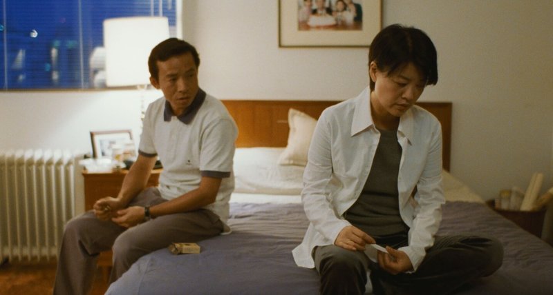 電影「一一」4K數位修復版19日將在台上映，該片講述一家人面對婚姻、親情與人生選擇的酸甜苦辣，演員吳念真（左）與金燕玲（右）飾演夫妻。（甲上娛樂提供）中央社記者洪素津傳真　114年9月8日