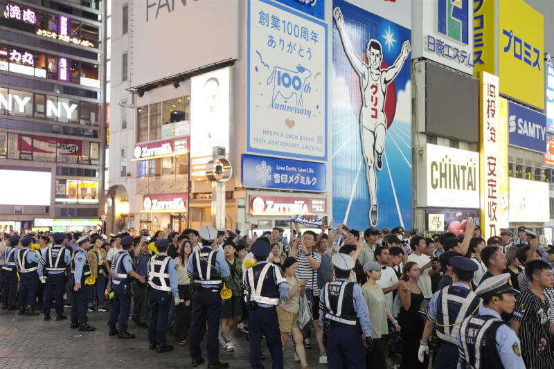 日本職棒阪神虎7日奪下中央聯盟冠軍,大阪府警方為因應瘋狂慶祝行為,出動約1000名警力,防止群眾滋事。(共同社)
