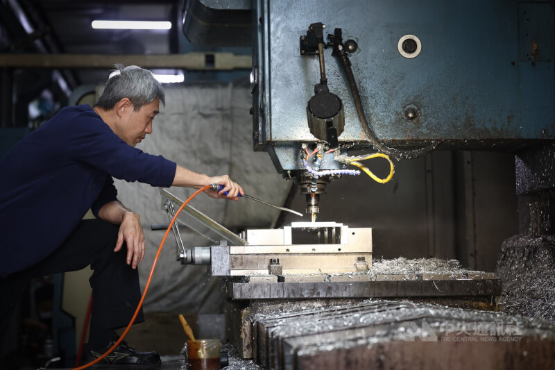 圖為新北市新莊區一間工廠員工仔細操作加工機具。（中央社檔案照片）