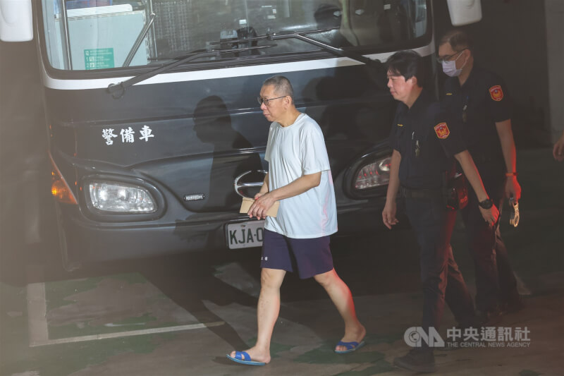 前台北市長柯文哲(白衣)涉及京華城等案聲請具保停押,獲台北地方法院裁定以新台幣7000萬元交保。圖為柯文哲於8日下午搭乘警備車抵達北院,將配戴電子腳鐶。中央社記者吳家昇攝 114年9月8日