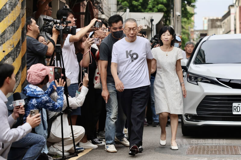 柯文哲涉及京華城等案聲請具保停押，獲台北地方法院裁定新台幣7000萬元交保。8日柯文哲離開北院後趕回新竹老家，牽著妻子陳佩琪回家探視母親。中央社記者王飛華攝　114年9月8日