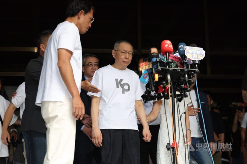 前台北市長柯文哲涉及京華城等案聲請具保停押，獲台北地方法院裁定以新台幣7000萬元交保。圖為柯文哲（中）8日下午步出北院，對外發表談話。中央社記者翁睿坤攝　114年9月8日