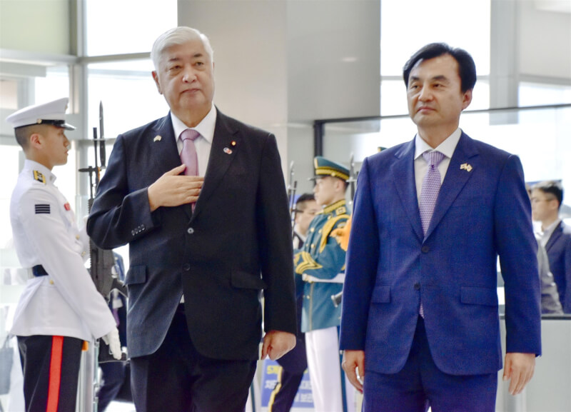 南韓國防部長安圭伯（右）與日本防衛大臣中谷元（左）8日會面。（共同社）