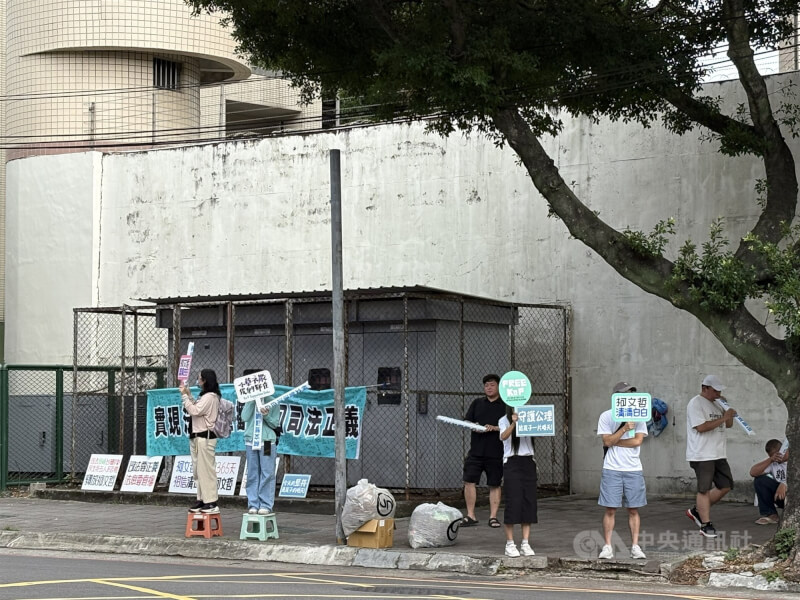 柯文哲支持者8日聚集在台北看守所外舉標語聲援。中央社記者曹亞沿攝 114年9月8日