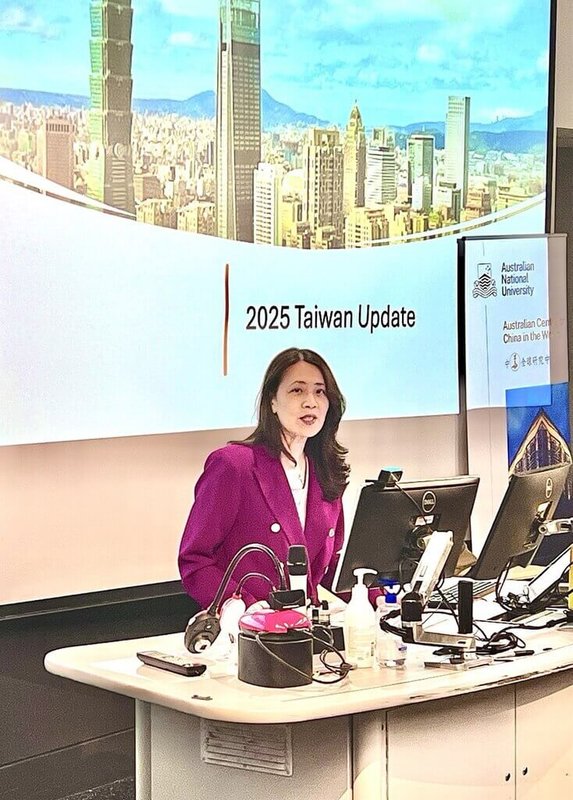 駐紐西蘭代表歐江安於威靈頓維多利亞大學說明台灣推動「三鏈戰略」與「總和外交」內涵。(駐紐西蘭代表處提供)中央社記者丘德真雪梨傳真 114年9月8日