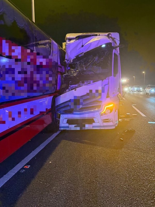 57歲韓姓男子7日因駕駛的遊覽車故障,將車停於國道10號西向5.4公里處(仁武匝道入口處)外側路肩,晚上9時45分許遭26歲林姓男子駕駛營業大貨車從後方撞擊,造成韓男頭部等處受創、意識模糊,經送醫後留院觀察,吳男則有肢體骨折等傷、意識清楚送醫治療。(第五公路警察大隊提供)中央社記者張已亷傳真 114年9月8日