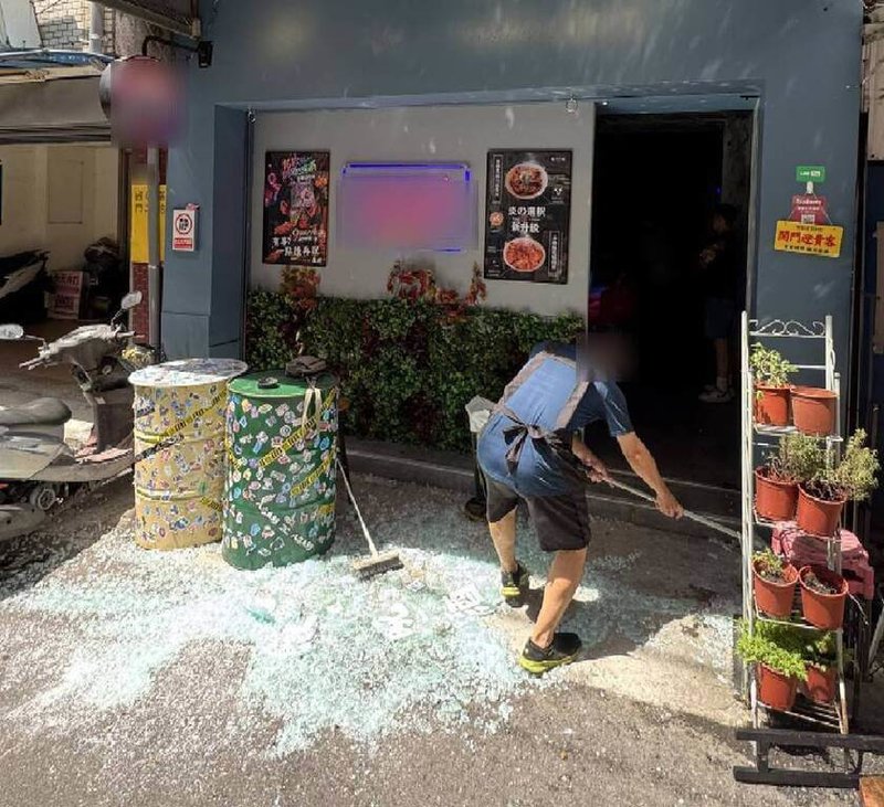 台中市西屯區逢甲商圈一家餐館8日中午因使用瓦斯噴槍不慎,造成2名員工燒燙傷,消防人員到場給予處置後送醫救治。圖為店家清理碎裂一地的玻璃。(民眾提供)中央社記者郝雪卿傳真 114年9月8日