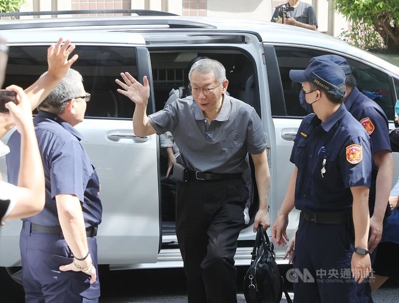台北地方法院9日開庭審理前台北市長柯文哲涉及京華城等案。柯文哲(中)一早搭車抵達台北地院,這也是柯文哲交保後首度出庭。中央社記者郭日曉攝 114年9月9日