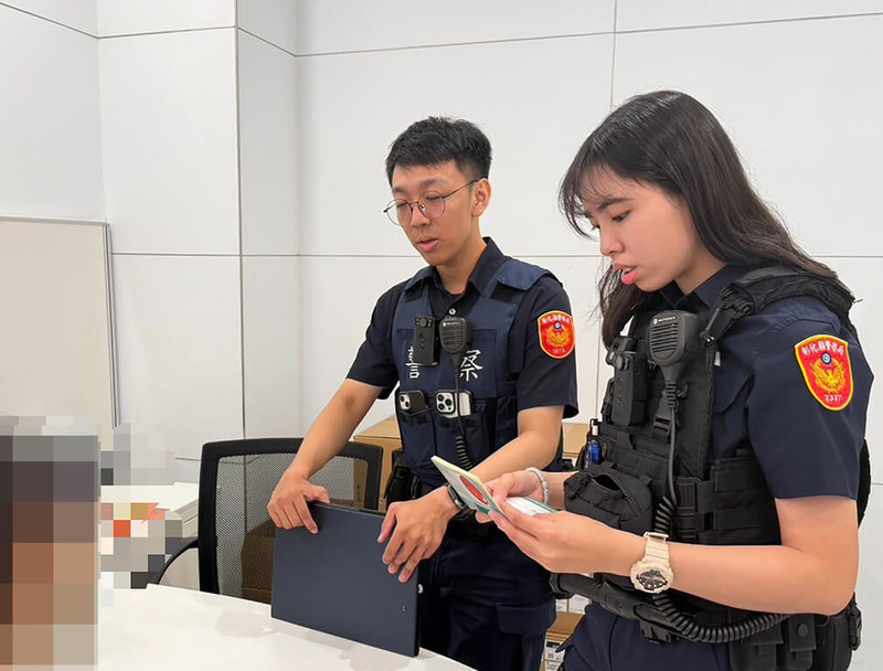 彰化縣一名女子到銀行要提領新台幣40萬元,卻對行員及員警說詞反覆,員警查看女子手機對話紀錄後確認對方是詐騙,女子才得知掉入假投資陷阱。(警方提供)中央社記者鄭維真傳真 114年9月9日