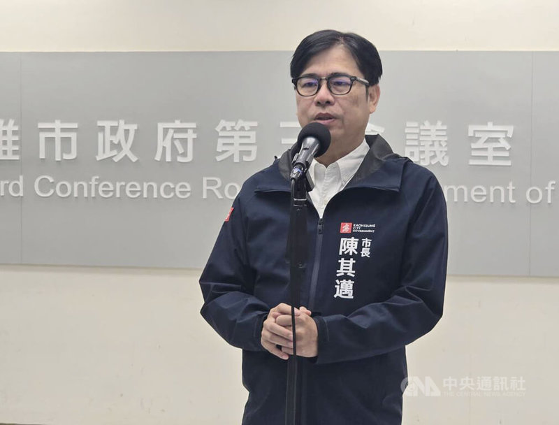 針對美濃農地盜採砂石案,高雄市長陳其邁(圖)9日在市政會議前接受媒體聯訪說,市府配合檢方聯合稽查,相關查獲的機具一律嚴以查扣,不返還相關行為人。中央社記者蔡孟妤攝 114年9月9日